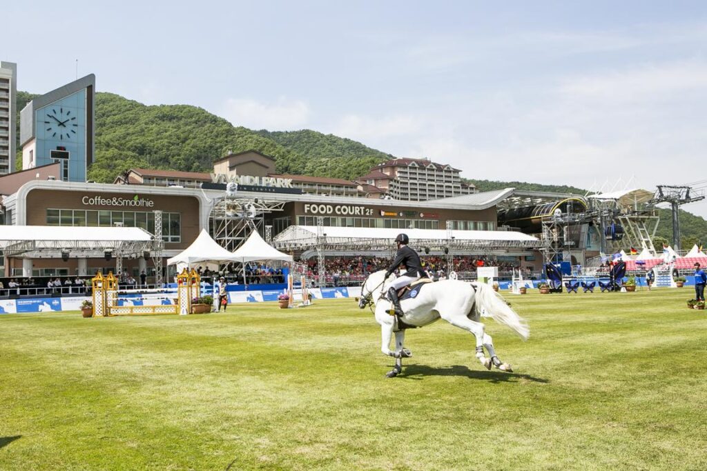 MAY-ON-A-HORSE_Impression-3_Vivaldi-Park-competition-photo-1024×683-1